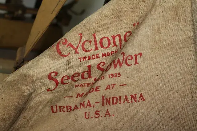 spreader for fertilizer grass seed